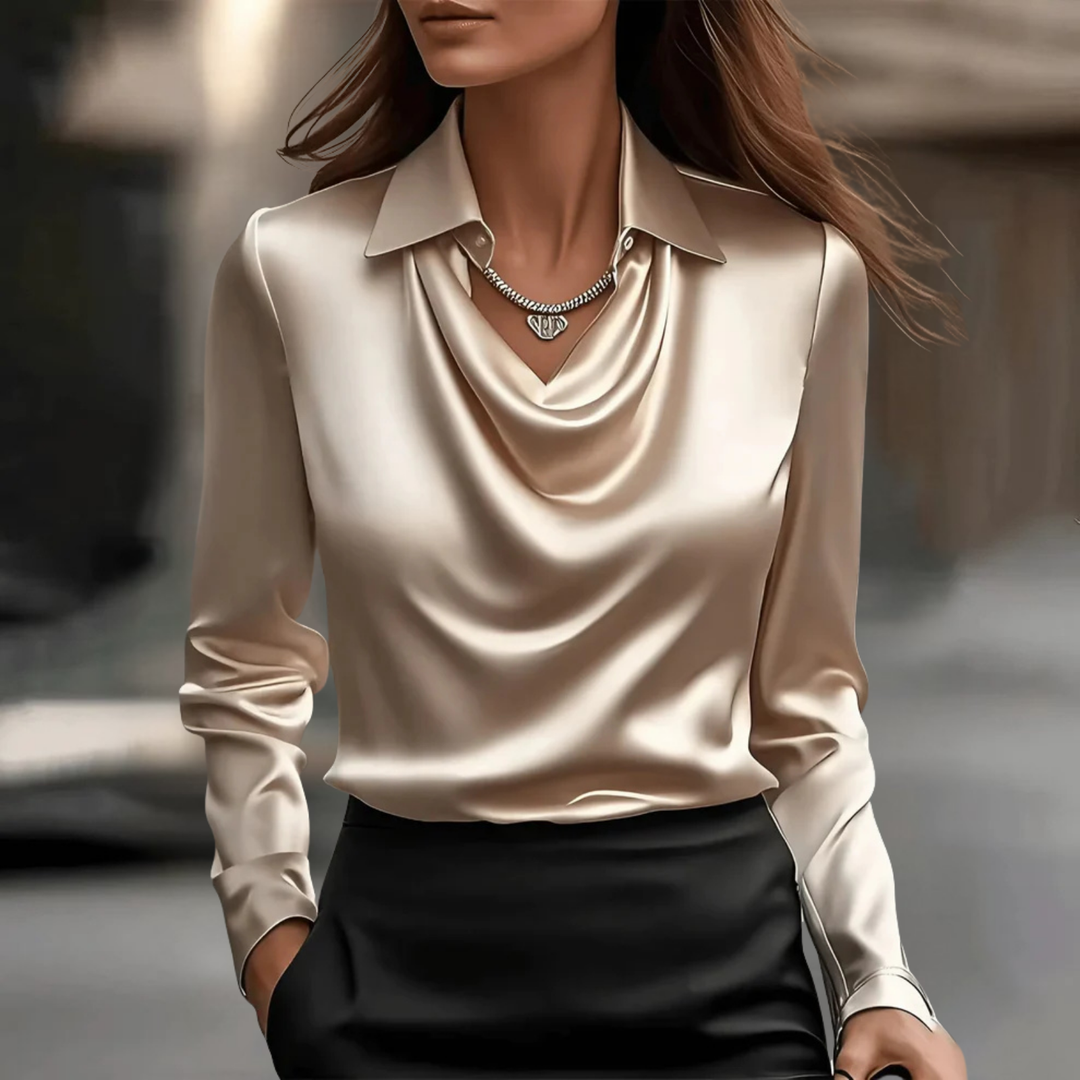 Elegancka złota bluzka damska z drapowanym dekoltem noszona przez modelkę
