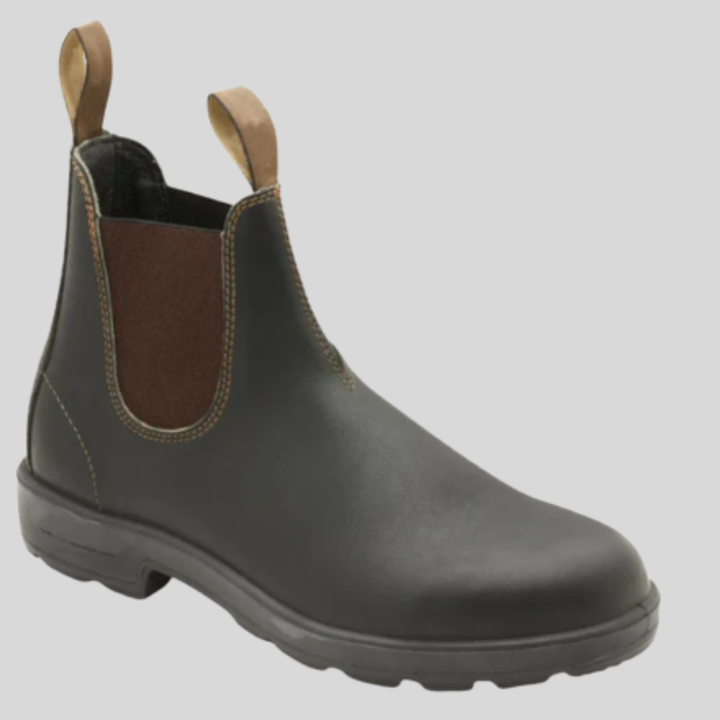 Męskie buty wsuwane w kolorze czarno-brązowym na jasnym tle