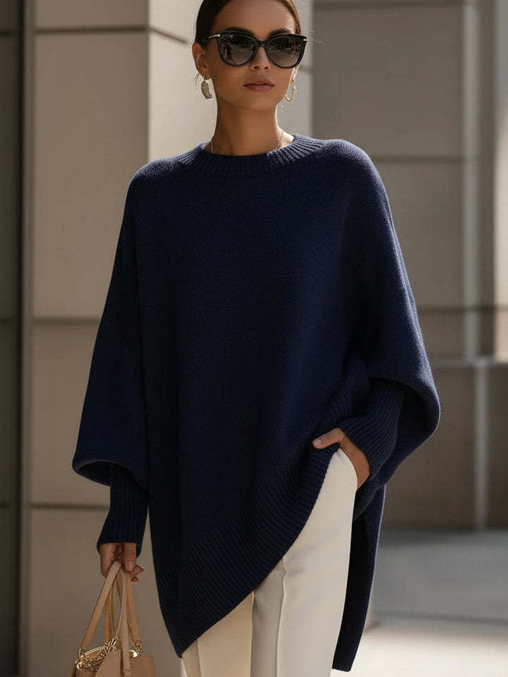 Elegancki granatowy sweter oversize w formie poncza na modelce