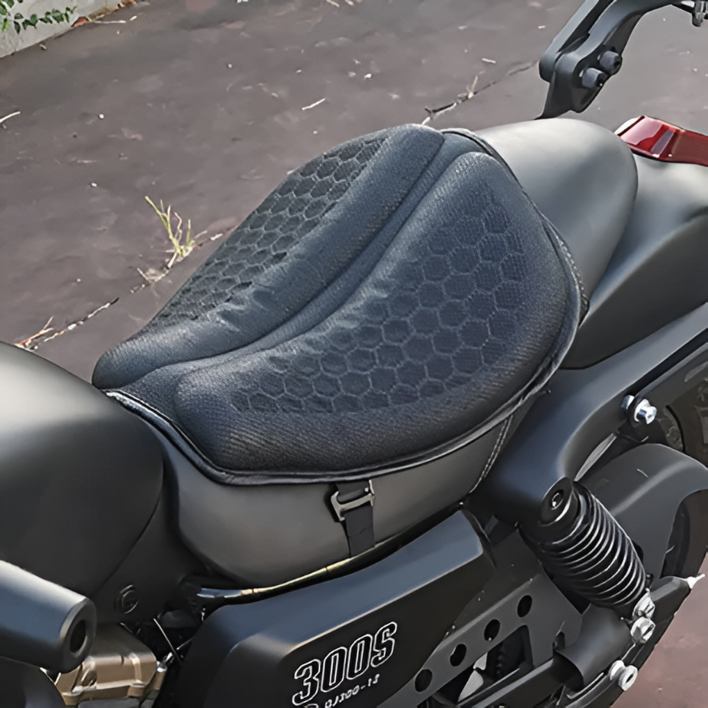 Widok z góry na żelową poduszkę zamontowaną na kanapie motocykla
