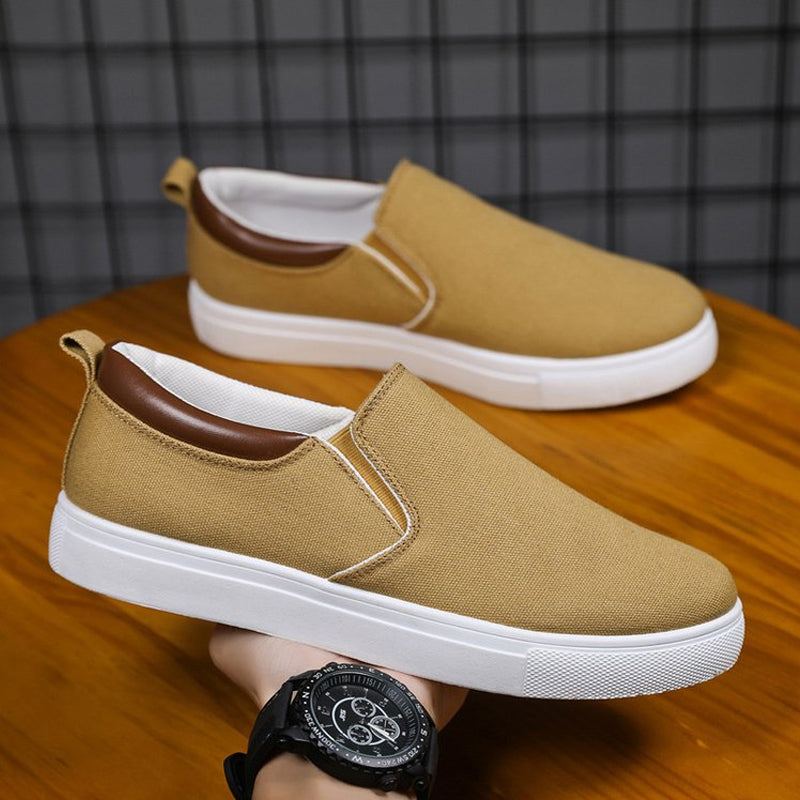 Wygodne buty męskie wsuwane, zbliżenie na elastyczną cholewkę i design