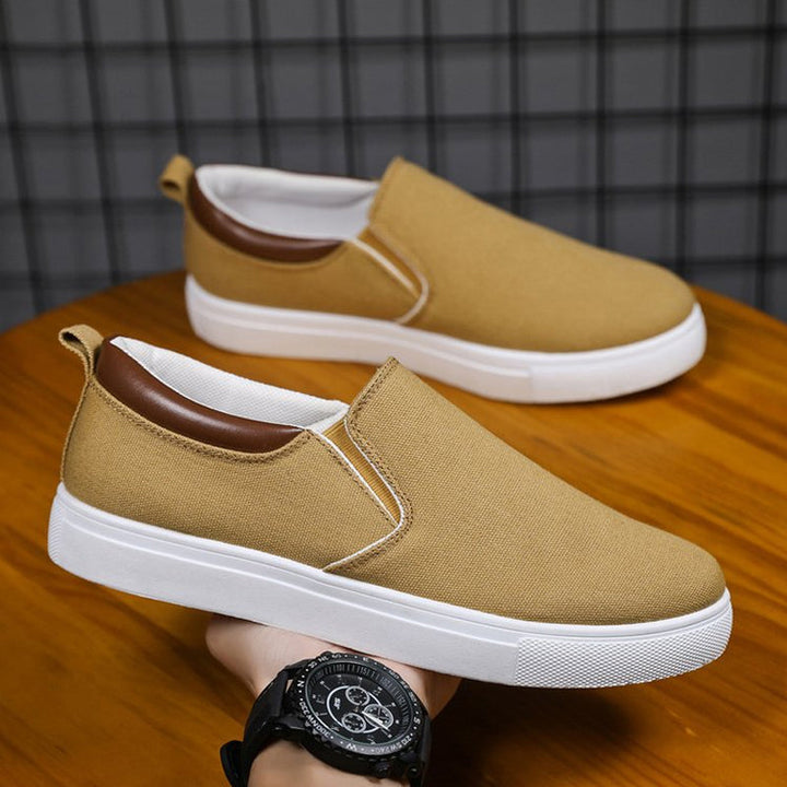 Wygodne buty męskie wsuwane, zbliżenie na elastyczną cholewkę i design