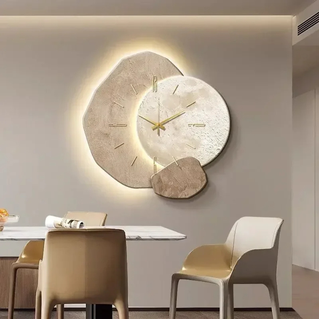 Nowoczesny minimalistyczny zegar ścienny z oświetlenieniem LED w jadalni