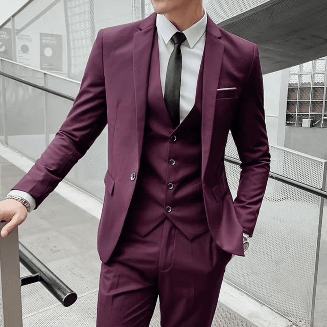 Mężczyzna w bordowym eleganckim garniturze męskim z kamizelką