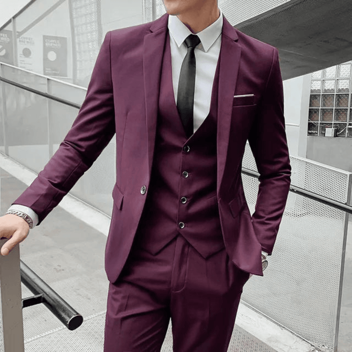 Mężczyzna w bordowym eleganckim garniturze męskim z kamizelką