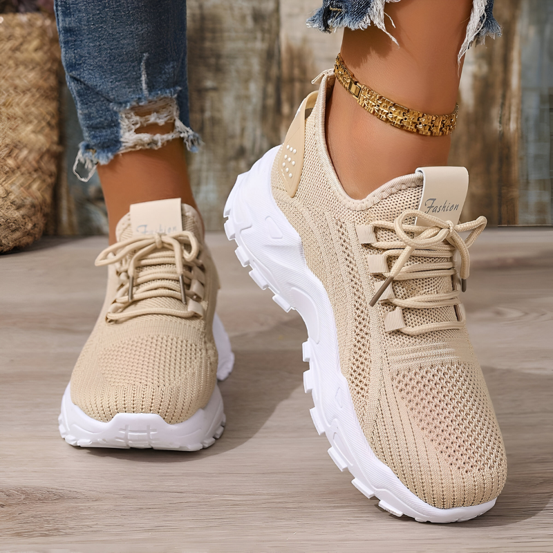 Beżowe damskie sneakersy ortopedyczne z oddychającej dzianiny na jasnym tle