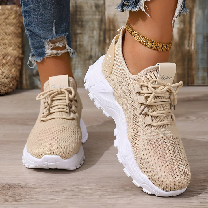 Beżowe damskie sneakersy ortopedyczne z oddychającej dzianiny na jasnym tle