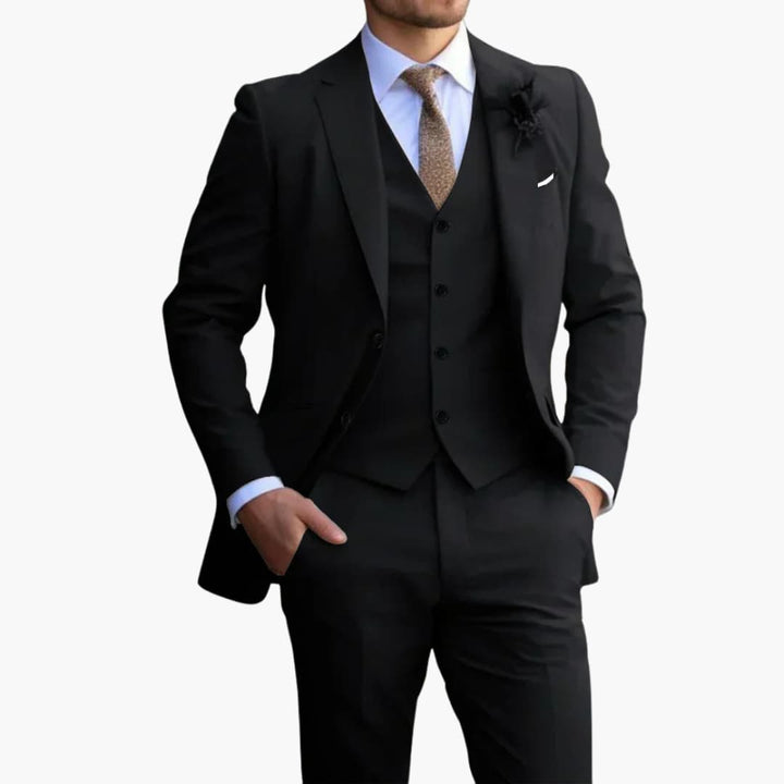 Mężczyzna w klasycznym czarnym garniturze wizytowym z kamizelką i elegancką koszulą