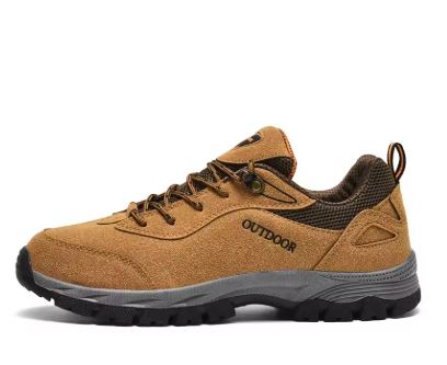 Męskie buty trekkingowe z antypoślizgową podeszwą, widok z boku na obuwie outdoor.