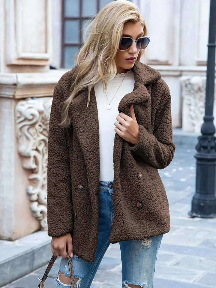 Damska brązowa kurtka teddy oversize z klapami w stylizacji miejskiej