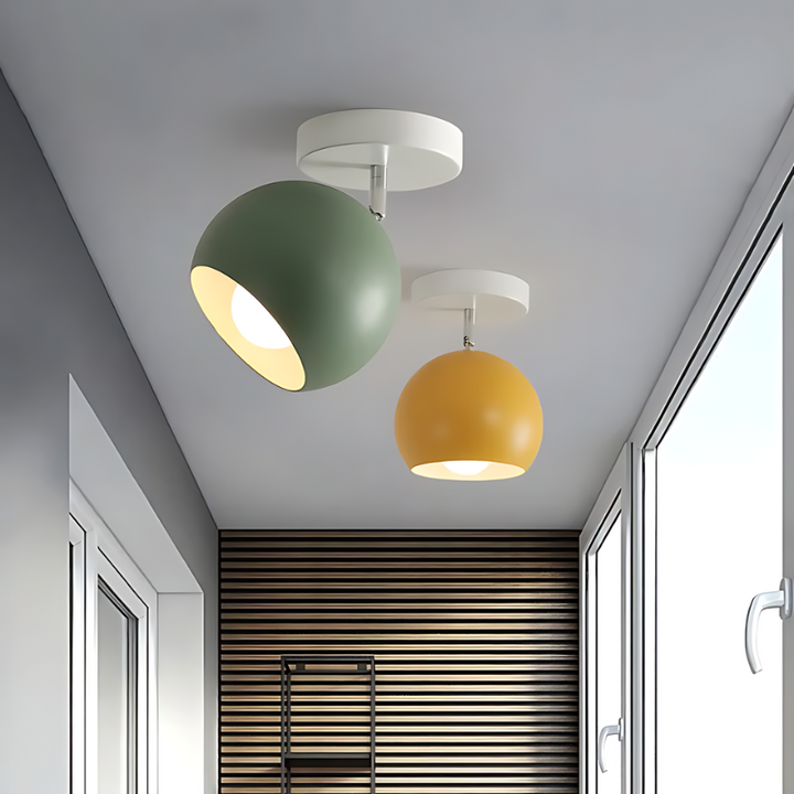 Zielona i żółta lampa sufitowa Macaron zamontowana na suficie w korytarzu
