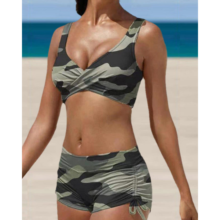 Kobieta prezentująca bikini w kamuflaż na plaży