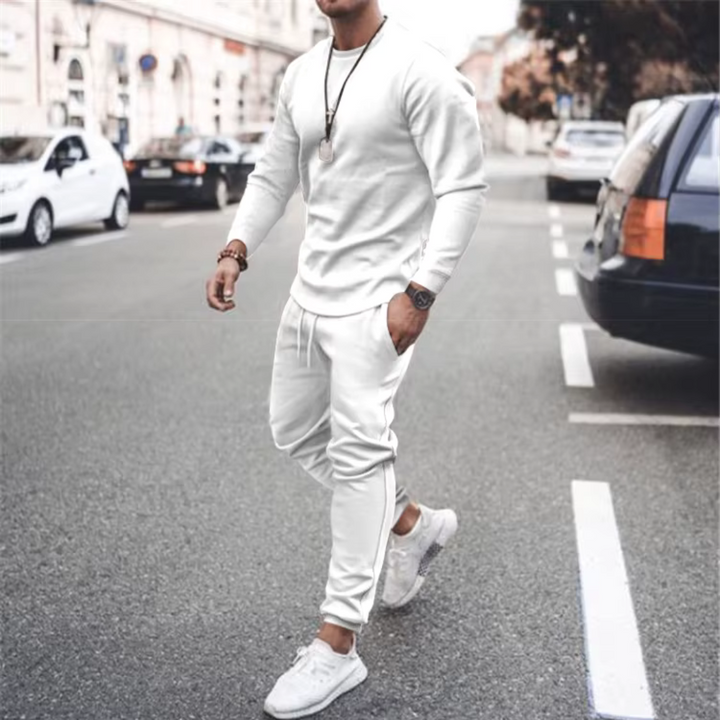 Stylowy komplet męski, bluza i spodnie, widok z profilu
