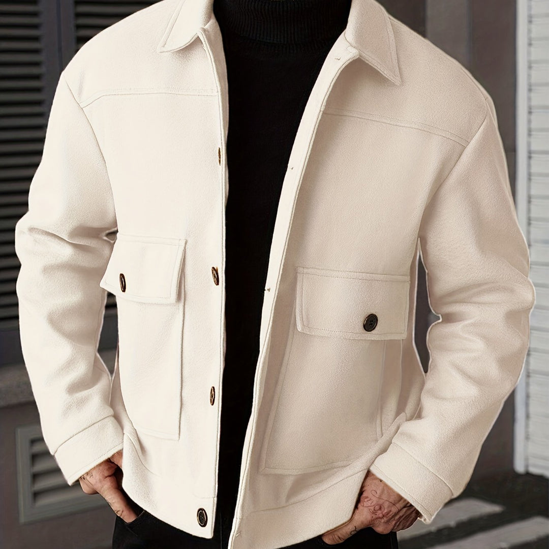 Mężczyzna w jasnej strukturalnej kurtce overshirt Ellery z przodu