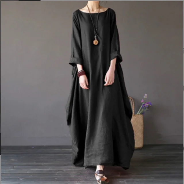 Kobieta prezentująca czarną długą sukienkę boho maxi z długimi rękawami