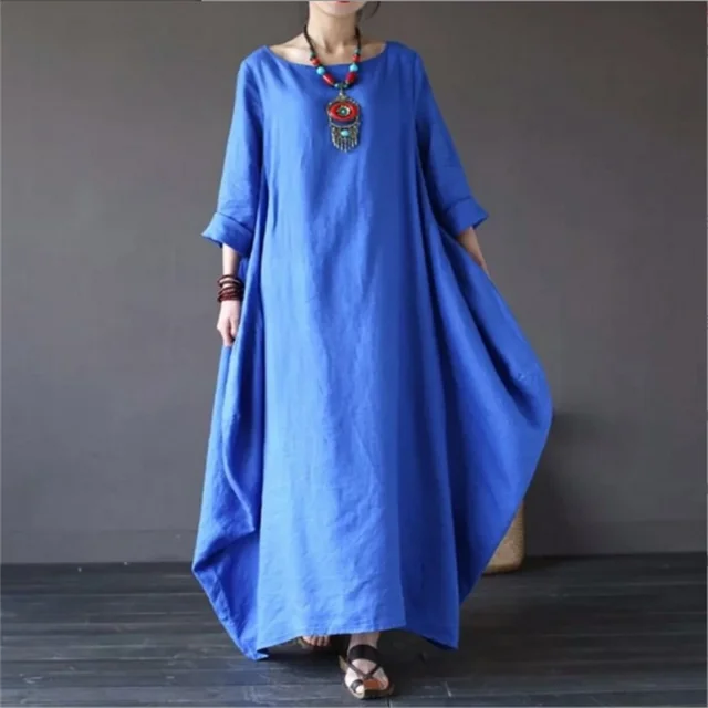 Kobieta w niebieskiej luźnej sukience boho maxi z okrągłym dekoltem