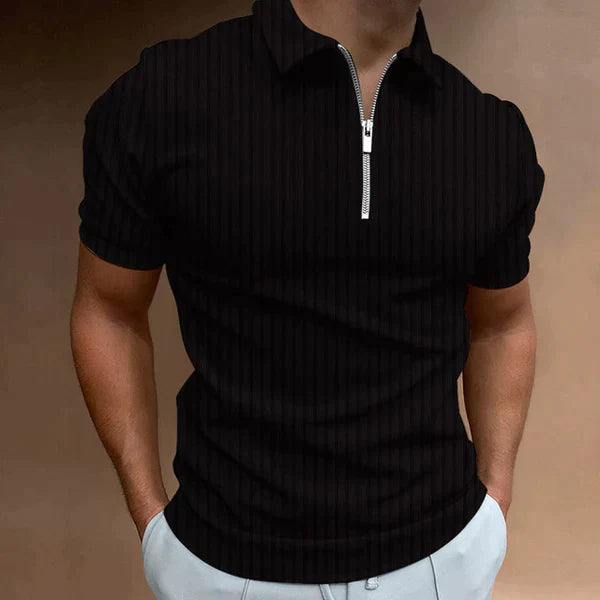 Mężczyzna prezentujący czarną koszulkę polo muscle fit