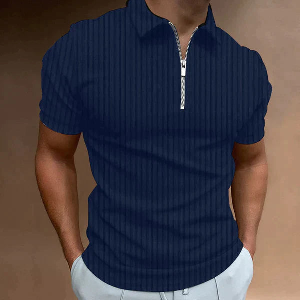 Mężczyzna w ciemnoniebieskiej koszulce polo muscle fit z zamkiem