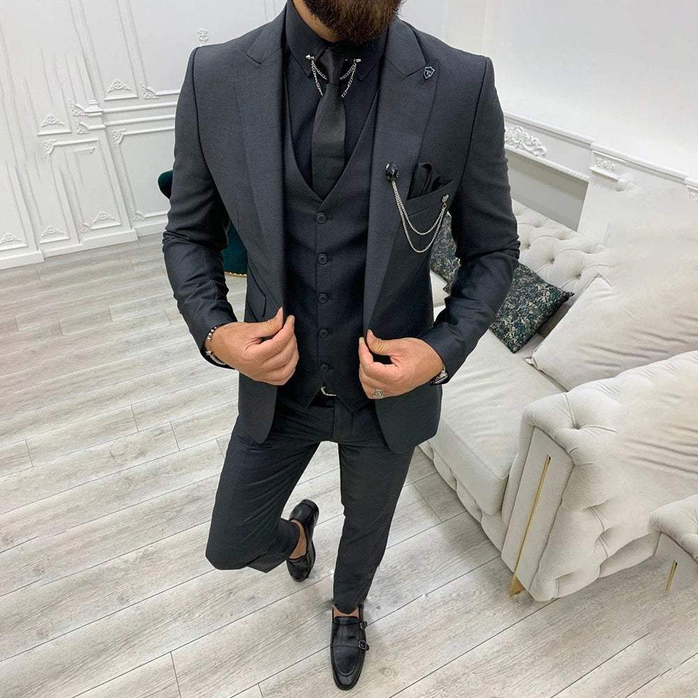 Mężczyzna w ciemnoszarym eleganckim garniturze męskim Leonard