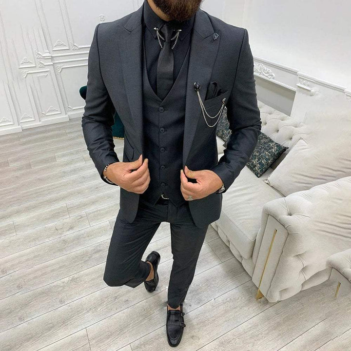 Mężczyzna w ciemnoszarym eleganckim garniturze męskim Leonard