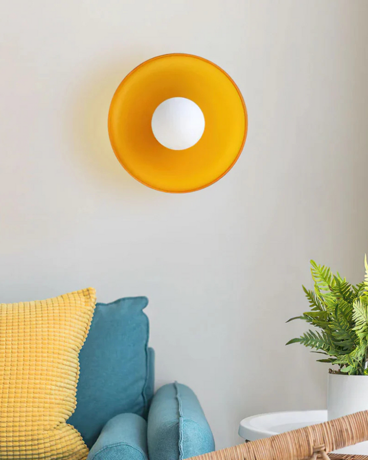 Unikalna lampa dekoracyjna ścienna w nowoczesnym salonie