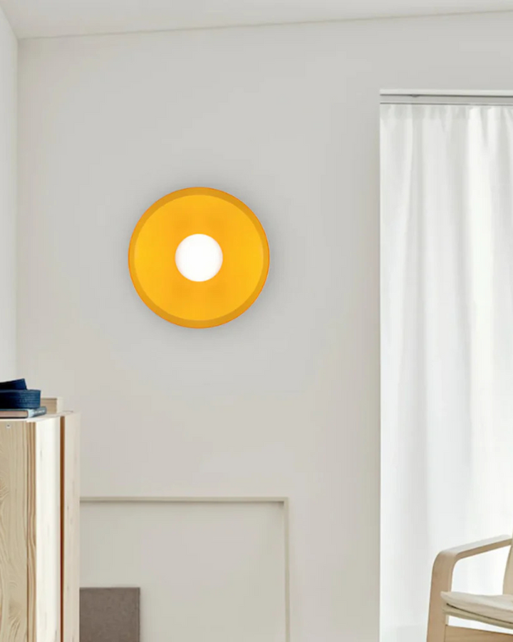 Designerska lampa ścienna i sufitowa w minimalistycznej aranżacji
