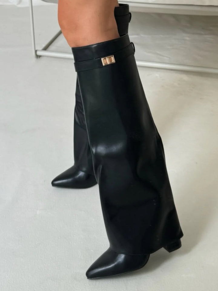 Kompletne ujęcie eleganckich kozaków z wysoką cholewką