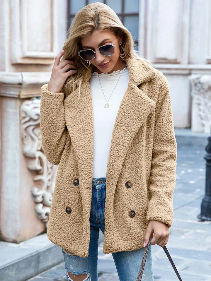 Damska kurtka teddy oversize w neutralnym kolorze, stylizacja