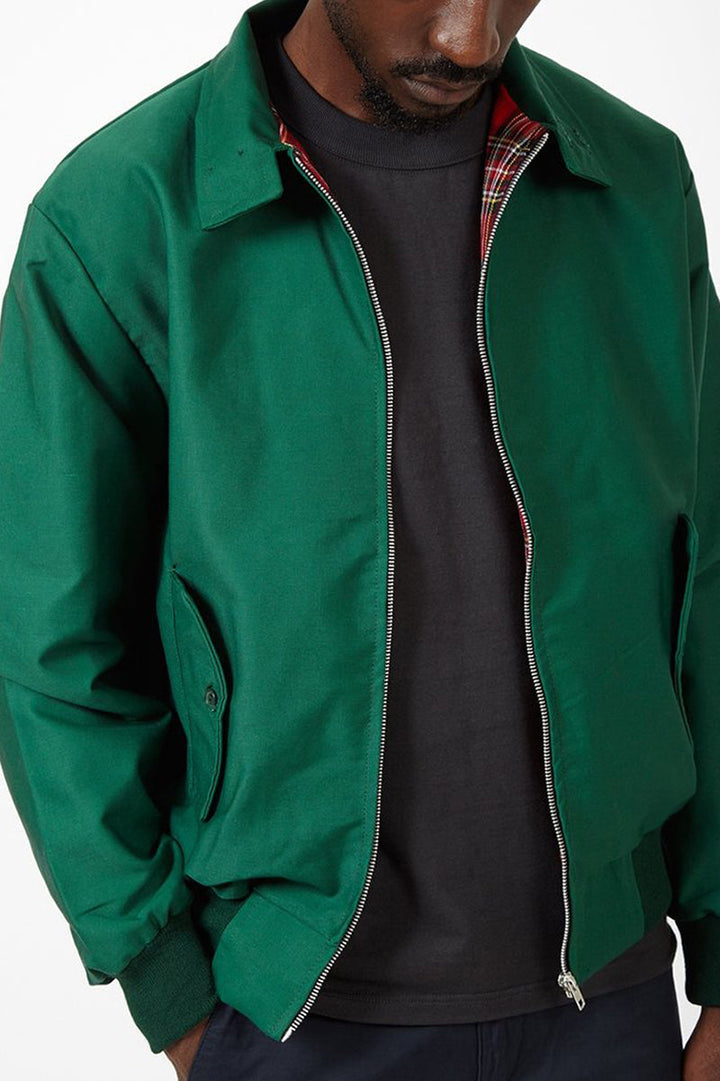 Wnętrze kurtki harrington z elegancką podszewką w charakterystyczną kratę