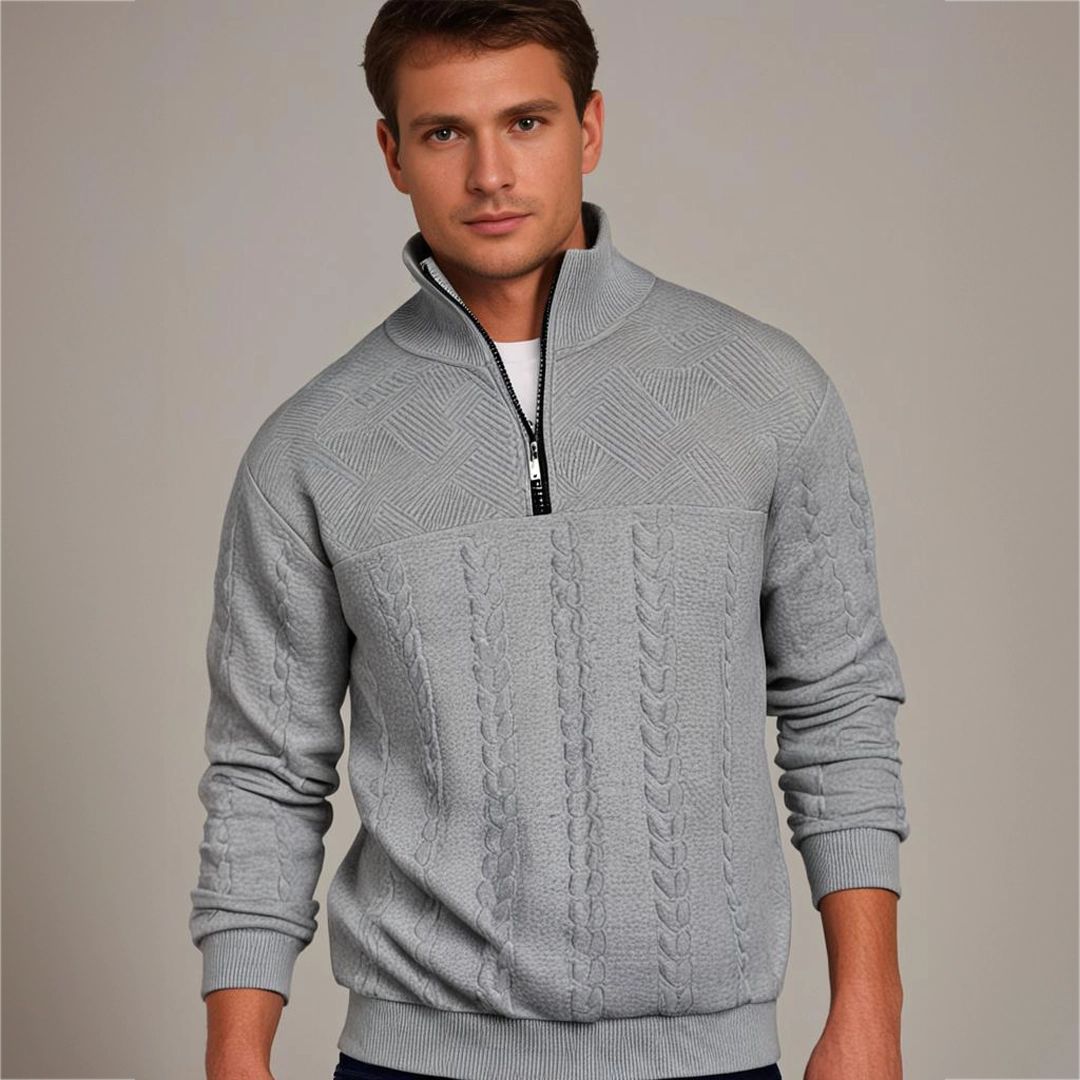 Szary męski sweter z zamkiem pod szyją prezentowany na modelu