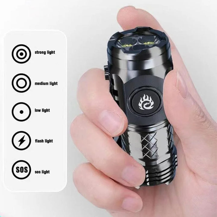 Mini latarka LED z portem ładowania USB-C w dłoni