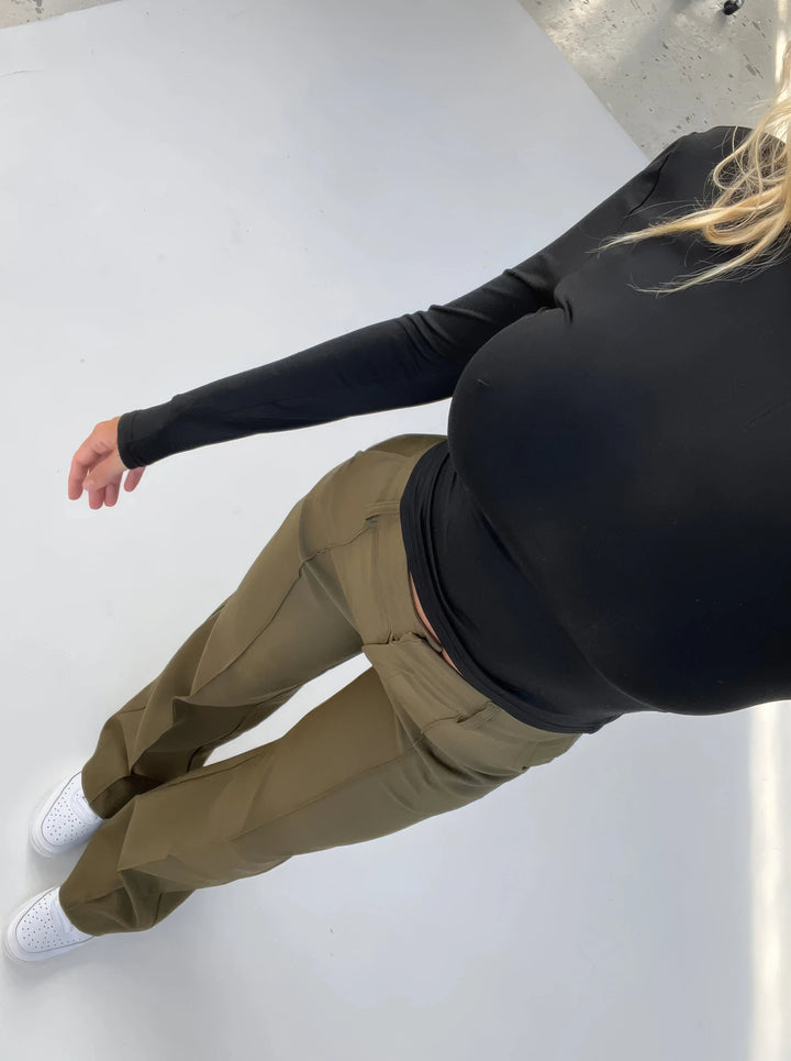 Stylowe spodnie damskie casual w zbliżeniu na wysoką talię