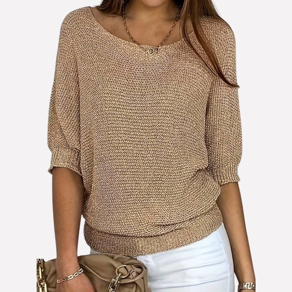 Kobiecy sweter khaki z dzianiny prezentowany w stylizacji z jasnymi spodniami