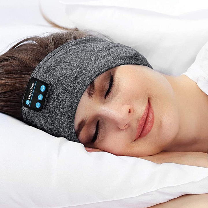 Kobieta śpiąca w wygodnej opasce sportowej z funkcją słuchawek Bluetooth