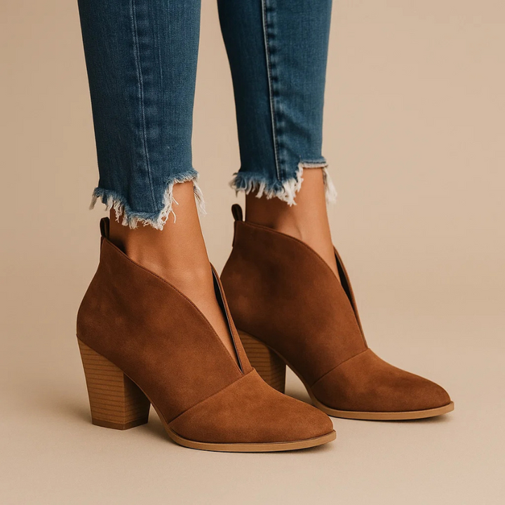 Stylowe buty damskie botki czarne z wcięciem V i zapięciem na zamek
