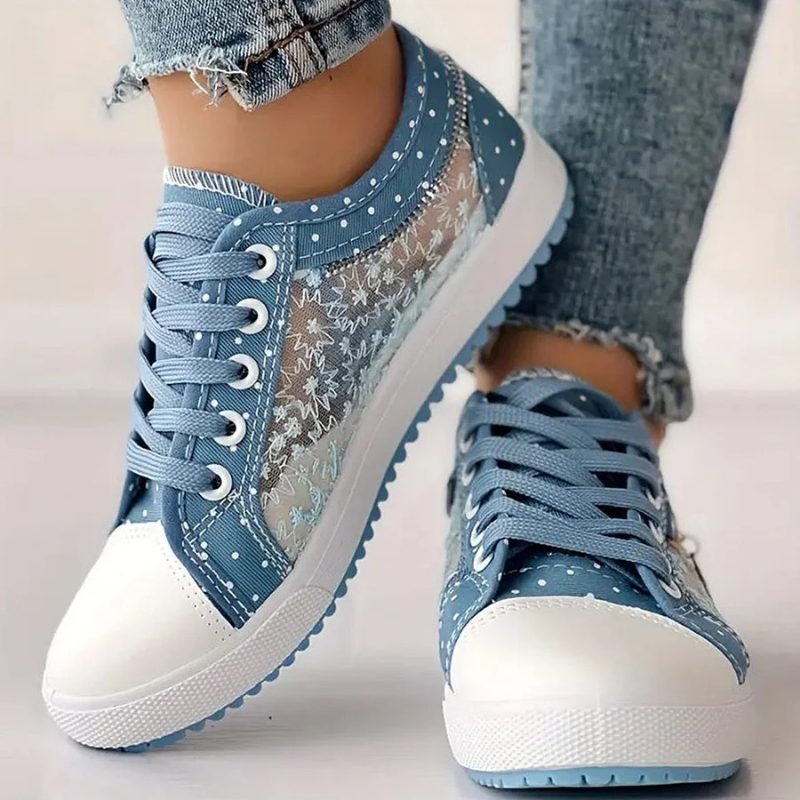 Widok z przodu na modne sneakersy damskie z białym noskiem i sznurowaniem