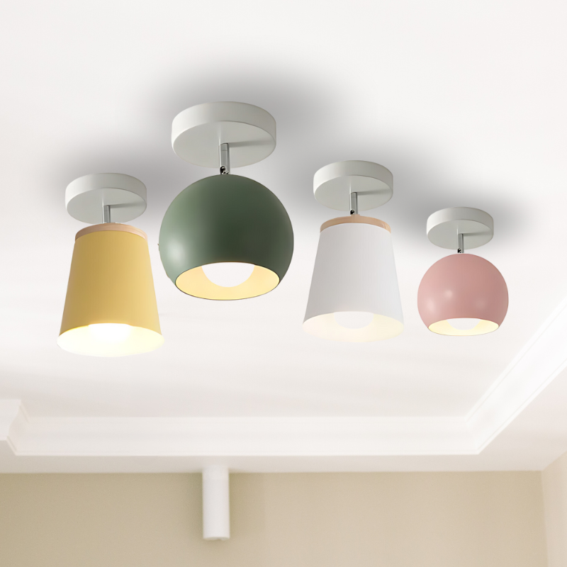 Cztery różne modele lamp sufitowych Macaron w pastelowych kolorach na białym suficie