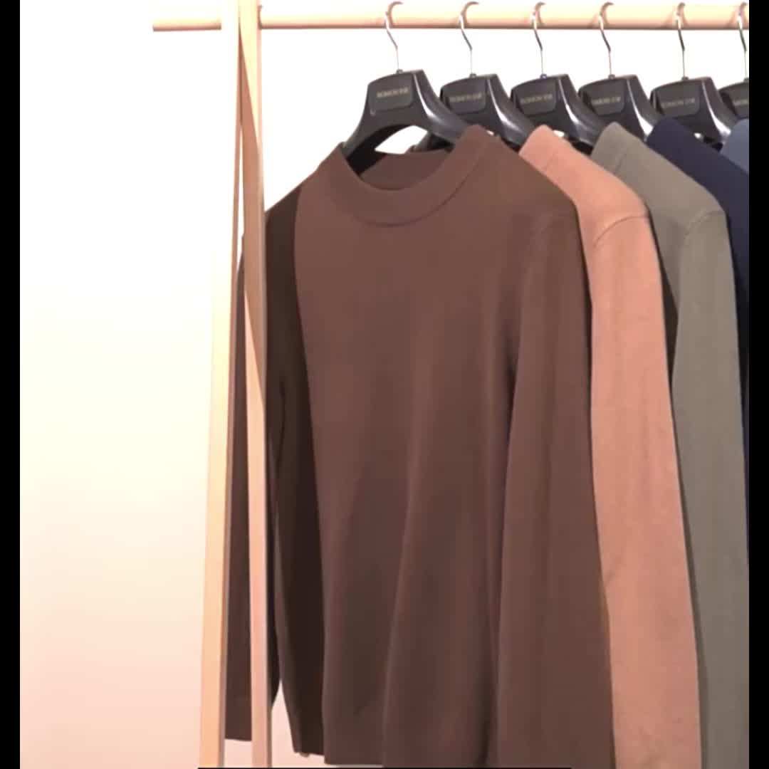 Wygodny sweter męski z golfem, detal ściągacza przy szyi i mankietach
