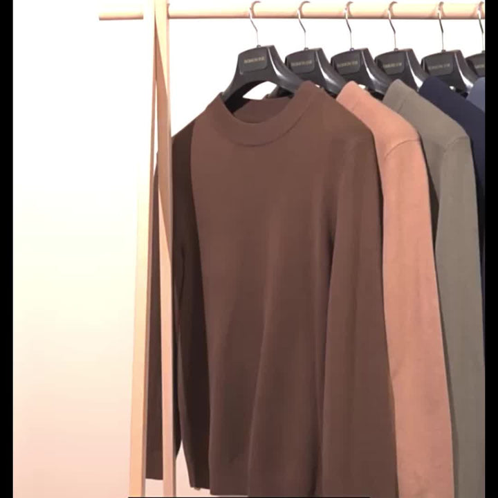Wygodny sweter męski z golfem, detal ściągacza przy szyi i mankietach