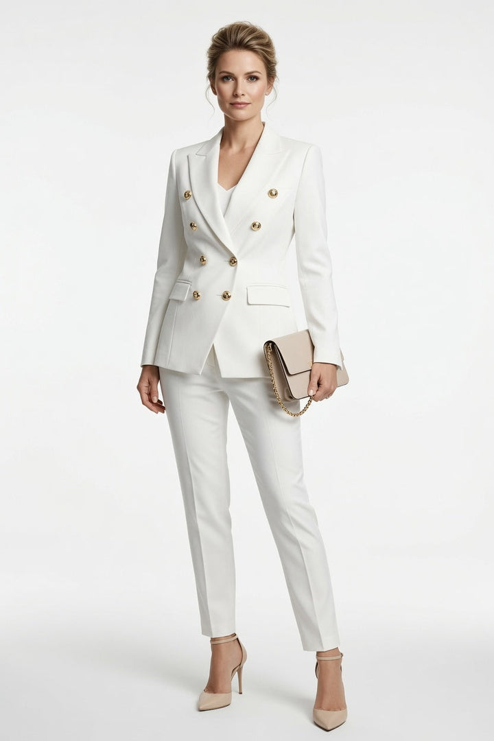 Kobieta prezentująca biały dwuczęściowy komplet blazer z elegancką torebką