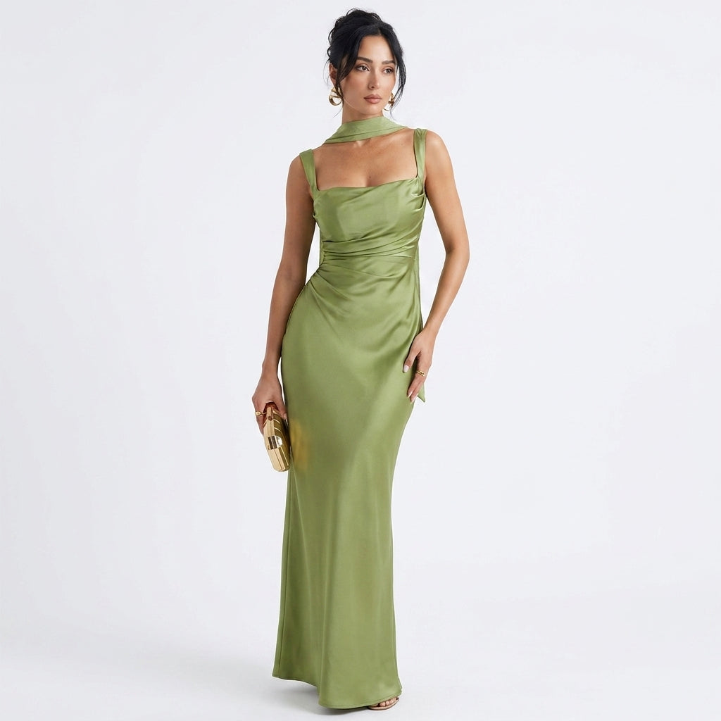 Kobieta w zielonej eleganckiej sukience maxi z szarfą