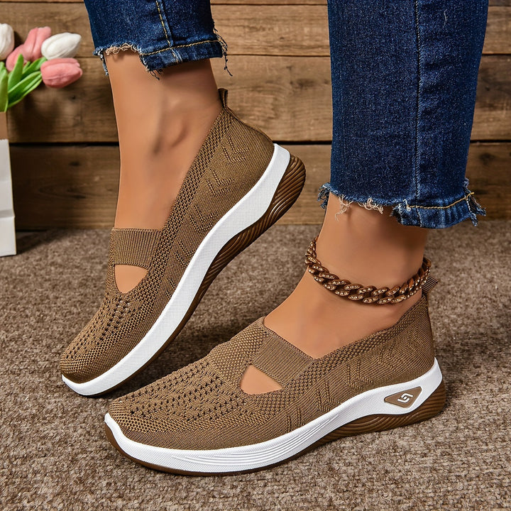 Wygodne sneakersy damskie slip-on, prezentacja podeszwy i elastycznej cholewki
