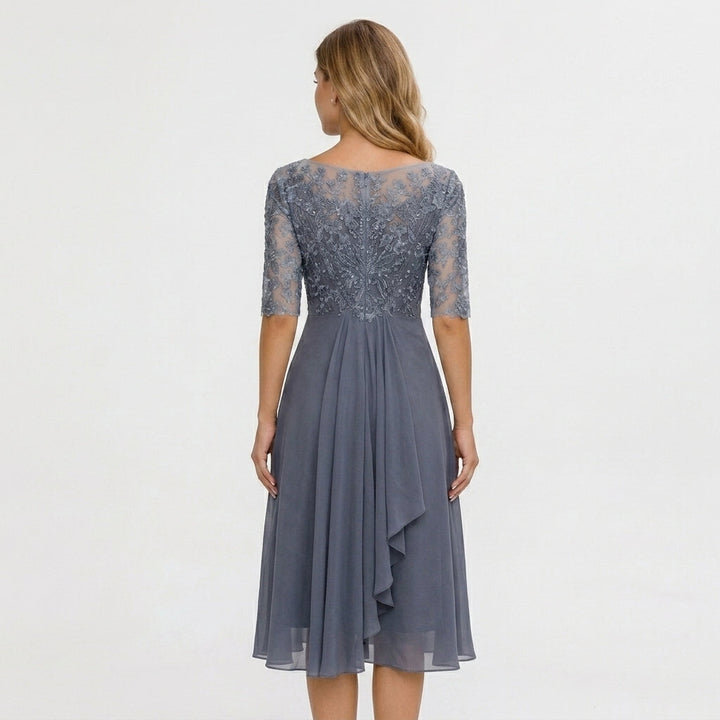 Elegancka koronkowa sukienka midi z tiulem – widok z tyłu