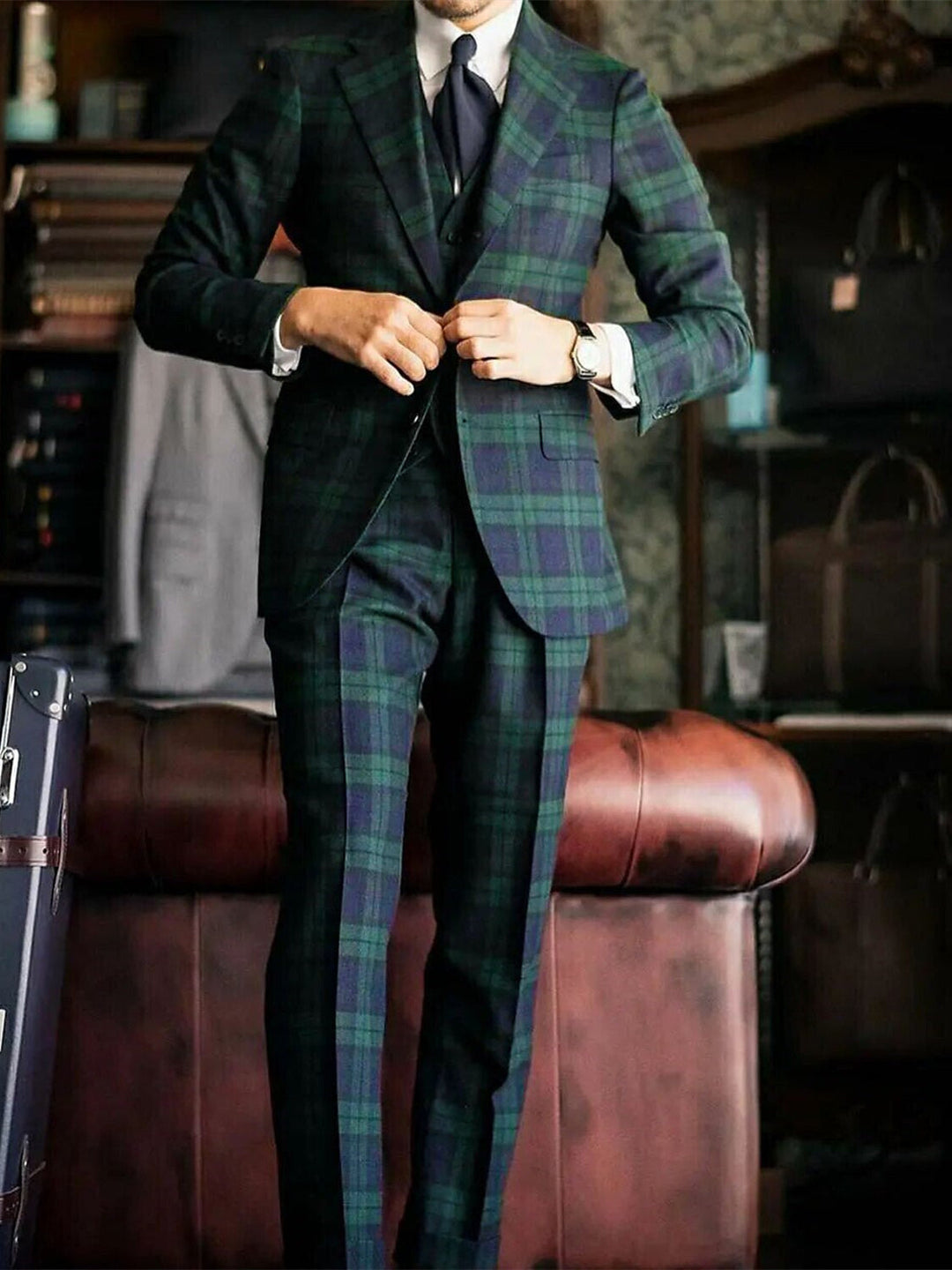 Mężczyzna w eleganckim zielonym garniturze w kratę