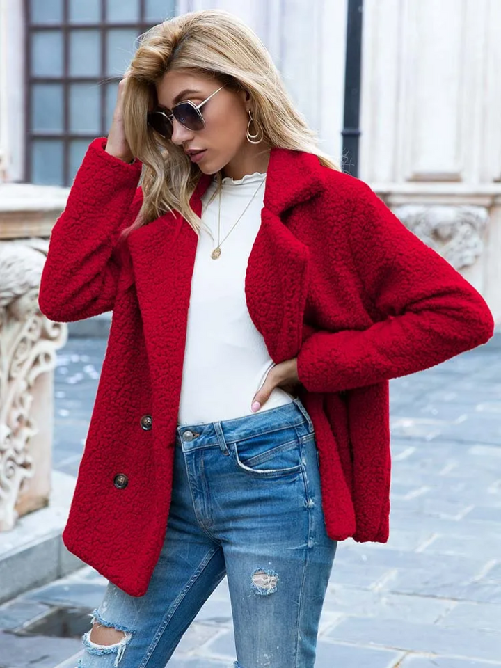 Elegancka kurtka teddy z klapami, modny akcent zimowy