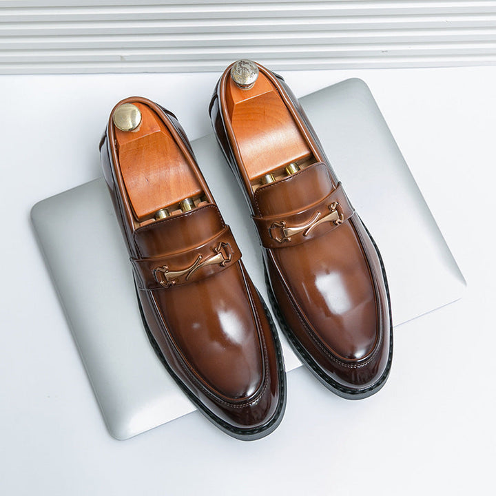 Eleganckie męskie buty wsuwane w odcieniu brązu prezentowane na jasnej powierzchni