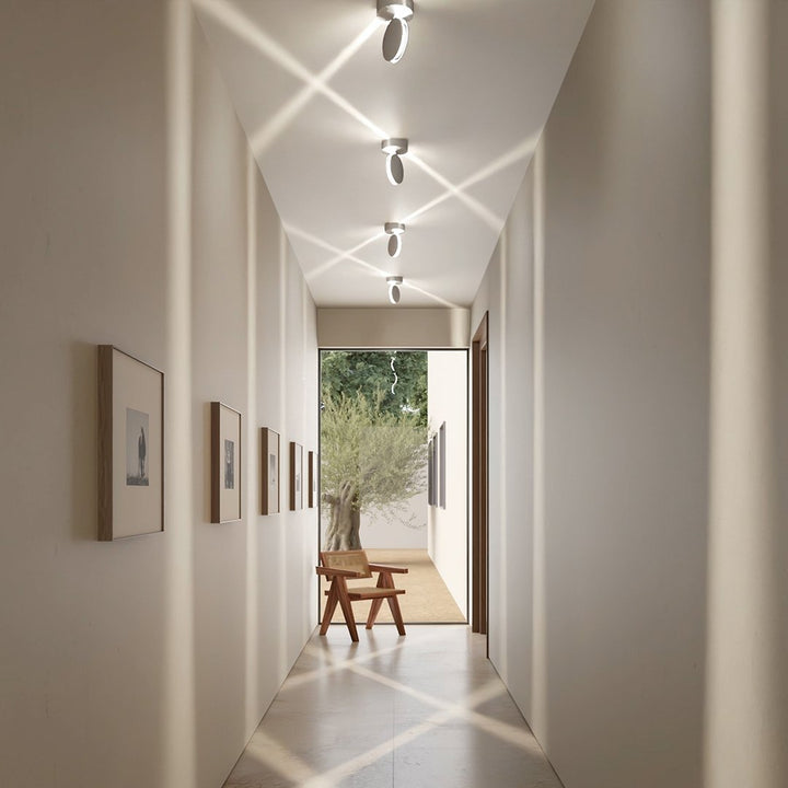 Projektor świetlny LED HaloGlow rzucający światło na ścianę w korytarzu