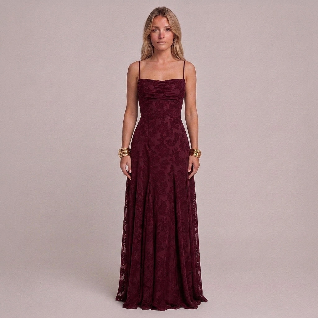 Kobieta w burgundowej eleganckiej sukience maxi z kwiatowym wzorem