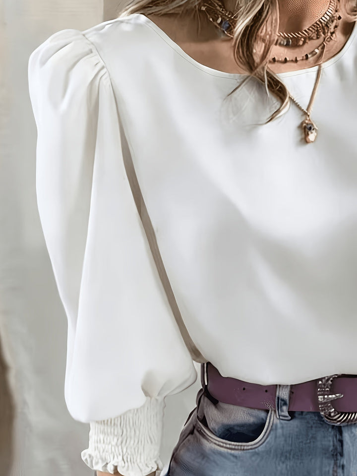 Modna stylizacja z elegancką bluzką damską z bufiastymi rękawami