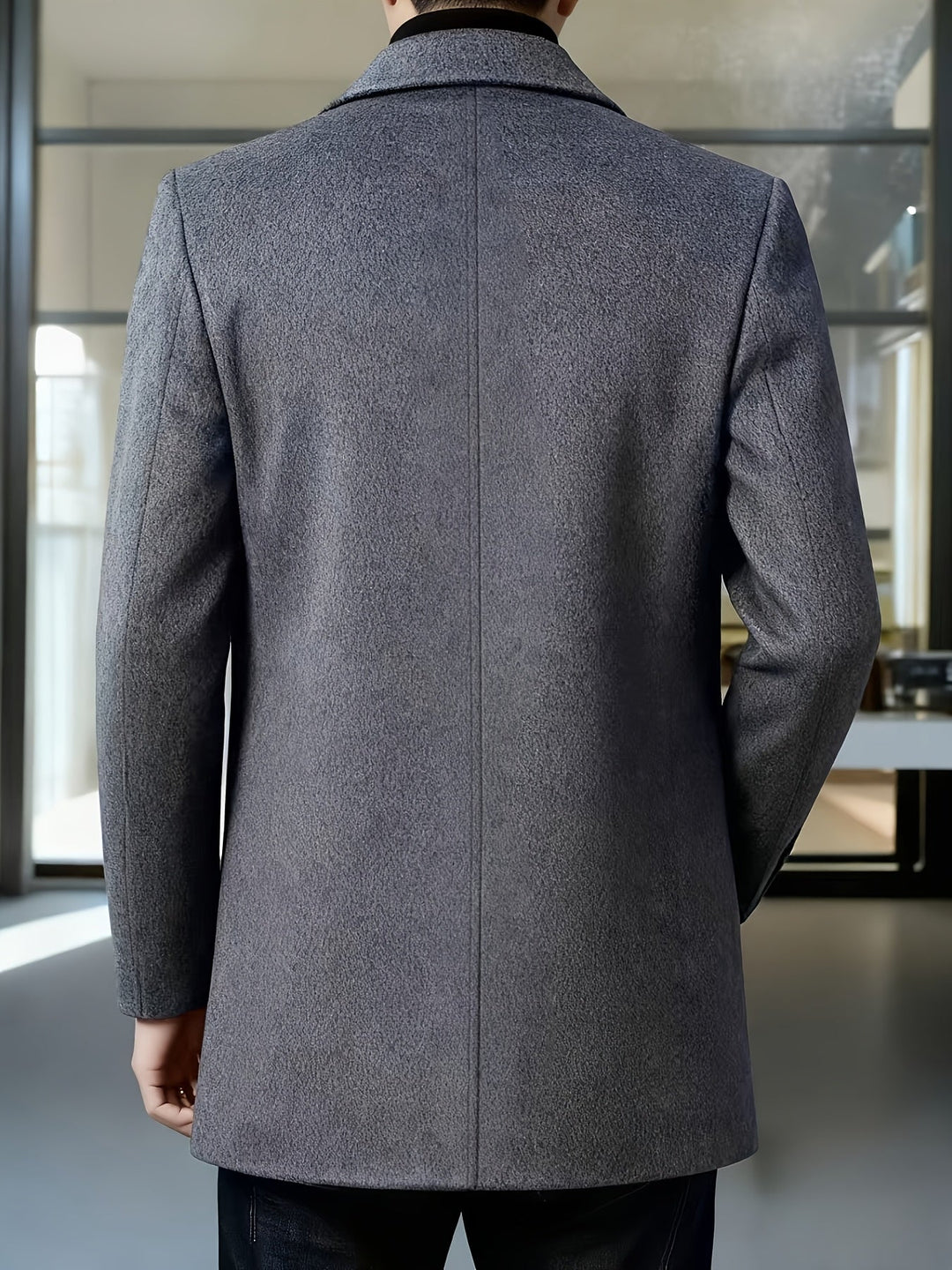 Widok z tyłu na męski elegancki płaszcz